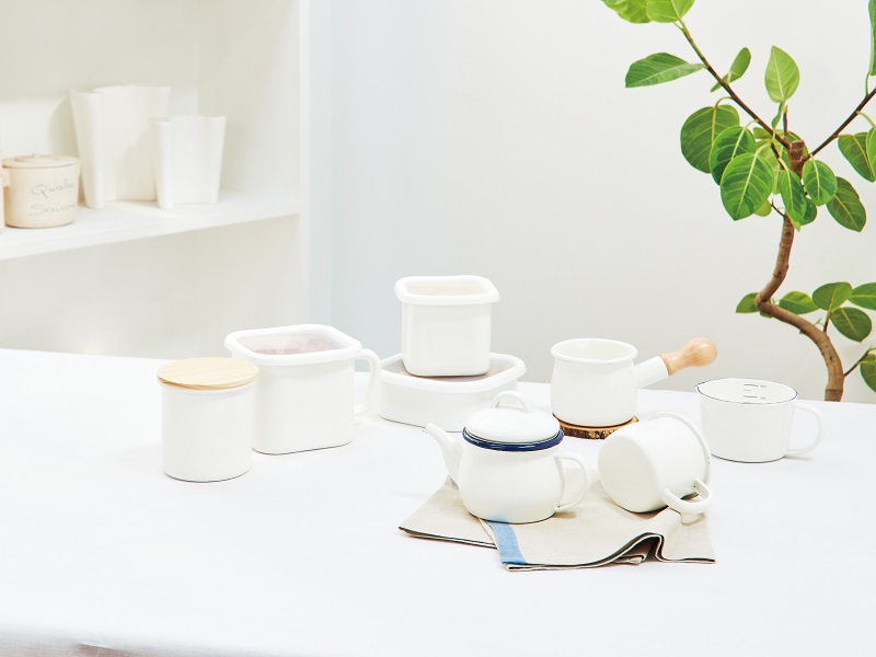 ピア・コローレ　ホーローティーポット(茶こし付)