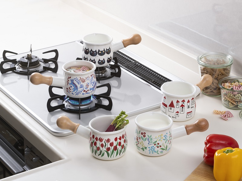 プルーン　ホーロープチミルクパンakaiyaneno